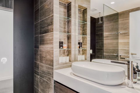 Docklands Waterfront Luxury Villa - Goulburn Accommodation 19