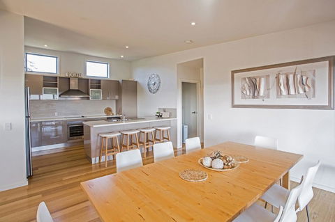 Saltwater Breeze Retreat - Goulburn Accommodation 5