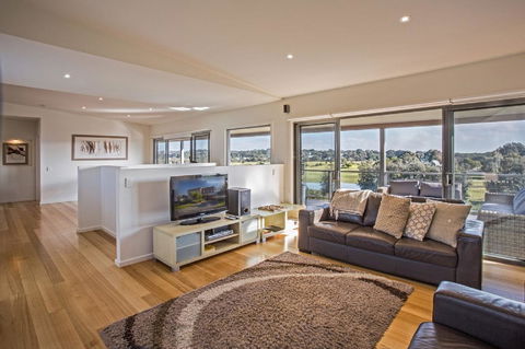Saltwater Breeze Retreat - Goulburn Accommodation 4