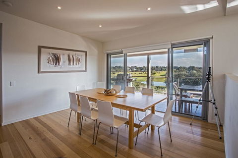 Saltwater Breeze Retreat - Goulburn Accommodation 11