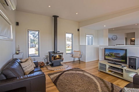 Saltwater Breeze Retreat - Goulburn Accommodation 3