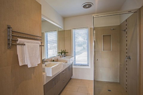 Saltwater Breeze Retreat - Goulburn Accommodation 17