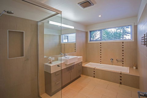 Saltwater Breeze Retreat - Goulburn Accommodation 19