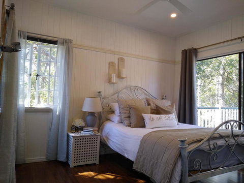Lake Weyba Noosa Lodge & Kangaroos - Goulburn Accommodation 1