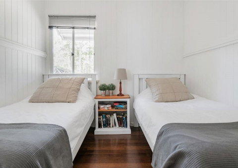 Lake Weyba Noosa Lodge & Kangaroos - Goulburn Accommodation 10