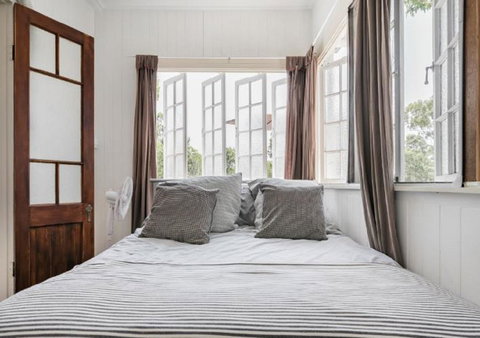 Lake Weyba Noosa Lodge & Kangaroos - Goulburn Accommodation 9