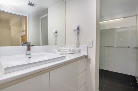 Tiki Hotel Apartments Surfers Paradise - Goulburn Accommodation 5