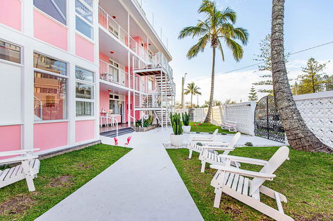 The Pink Hotel Coolangatta - Goulburn Accommodation 2