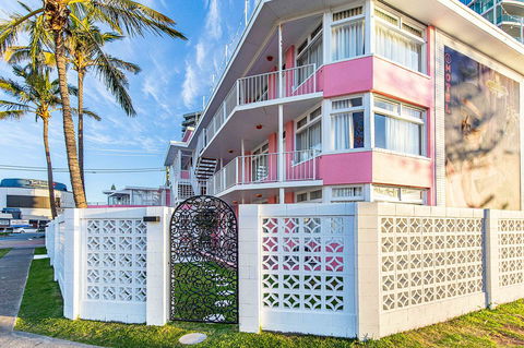 The Pink Hotel Coolangatta - Goulburn Accommodation 1