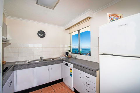 Seacrest Beachfront Apartments Surfers Paradise - Goulburn Accommodation 7
