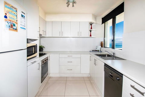 Seacrest Beachfront Apartments Surfers Paradise - Goulburn Accommodation 23