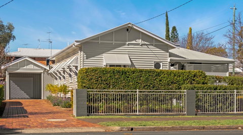 Frangipani House - Goulburn Accommodation 24