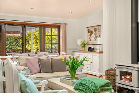 Frangipani House - Goulburn Accommodation 8