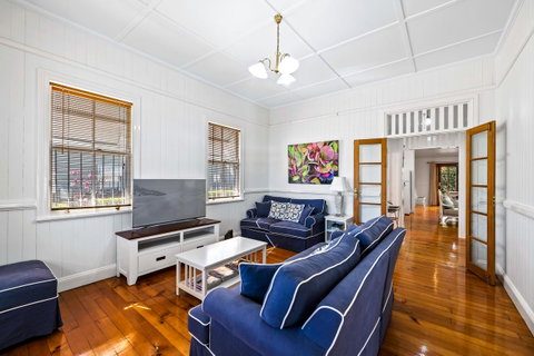 Frangipani House - Goulburn Accommodation 4
