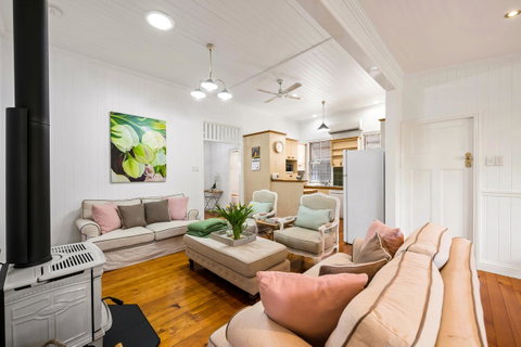 Frangipani House - Goulburn Accommodation 10