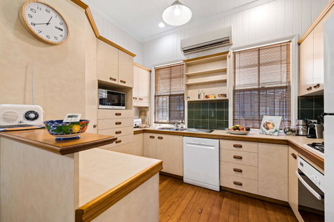 Frangipani House - Goulburn Accommodation 11