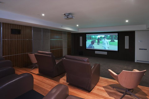 Reflection On The Sea - Goulburn Accommodation 18