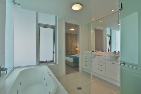 Reflection On The Sea - Goulburn Accommodation 11