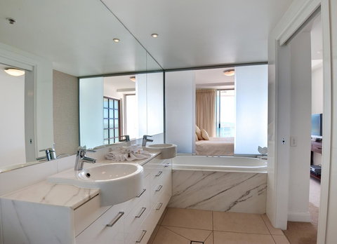 Reflection On The Sea - Goulburn Accommodation 31