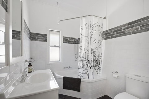 The Lighthouse - Goulburn Accommodation 14