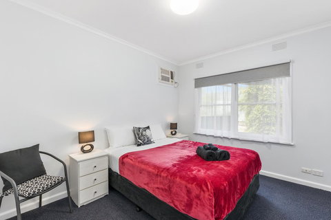 Wattle Grove Villa - Goulburn Accommodation 1