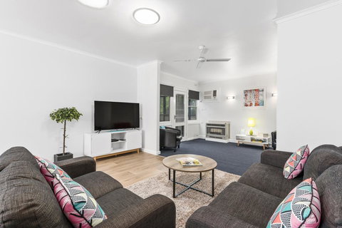 Wattle Grove Villa - Goulburn Accommodation 3