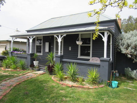 Welcome Stranger Cottage - Goulburn Accommodation 0