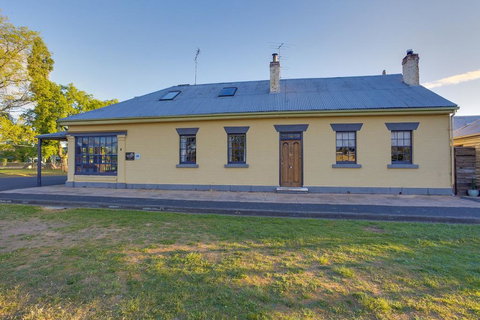 Whites Corner - Goulburn Accommodation 0