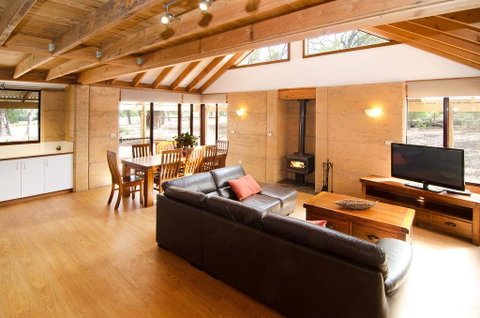 Woodstone Kookaburra Cottage - Goulburn Accommodation 3