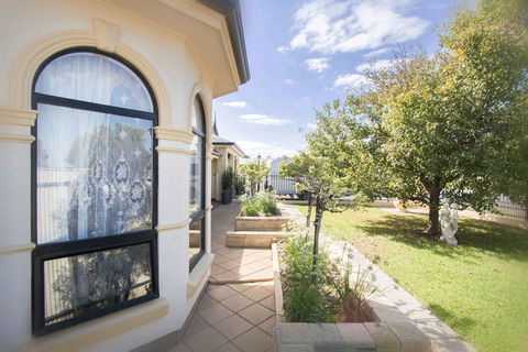 Yellow Rose Cottage - Goulburn Accommodation 2