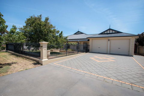 Yellow Rose Cottage - Goulburn Accommodation 0