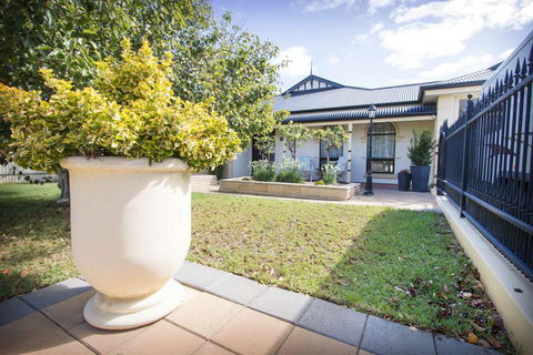 Yellow Rose Cottage - Goulburn Accommodation 1
