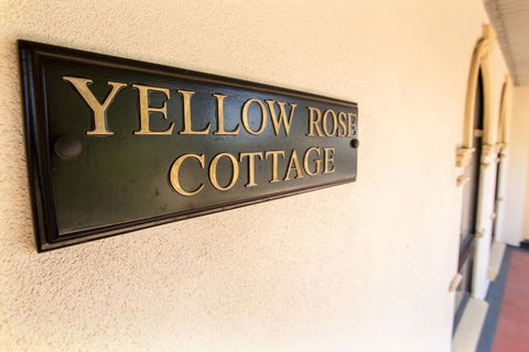 Yellow Rose Cottage - Goulburn Accommodation 3