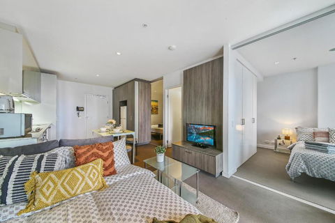 A Chic 2BR Home Near Southern Cross City Views - Goulburn Accommodation 2