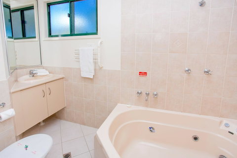 NRMA Bowen Beachfront Holiday Park - Goulburn Accommodation 14