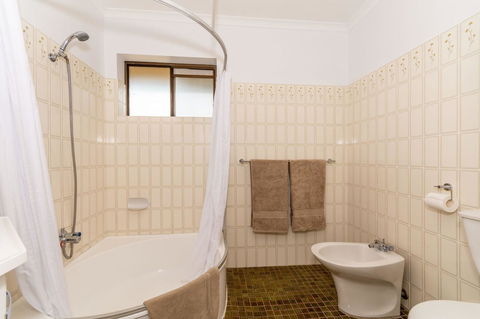 Spacious Family Unit With Incredible Views. - Goulburn Accommodation 14