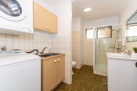 Spacious Family Unit With Incredible Views. - Goulburn Accommodation 13