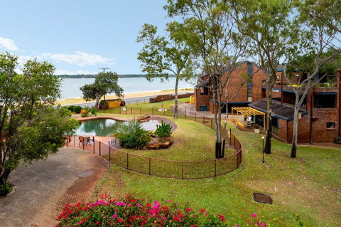 Spacious Family Unit With Incredible Views. - Goulburn Accommodation 8