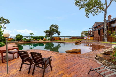 Spacious Family Unit With Incredible Views. - Goulburn Accommodation 4