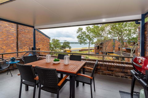 Spacious Family Unit With Incredible Views. - Goulburn Accommodation 0
