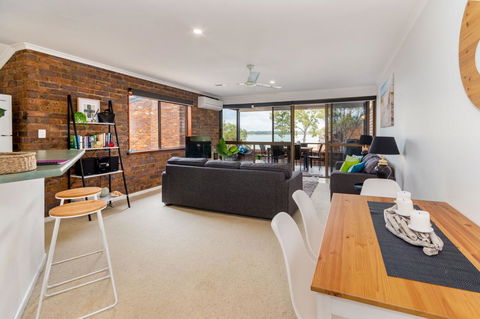 Spacious Family Unit With Incredible Views. - Goulburn Accommodation 12