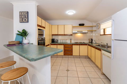 Spacious Family Unit With Incredible Views. - Goulburn Accommodation 11