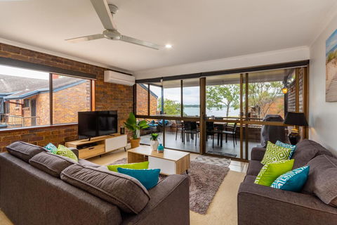 Spacious Family Unit With Incredible Views. - Goulburn Accommodation 1