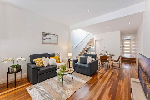 CBD Chic 3 Bedroom Stay - Walk To Darling Harbour & Fish Market. (27) - Goulburn Accommodation 0