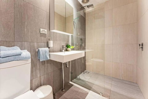 CBD Chic 3 Bedroom Stay - Walk To Darling Harbour & Fish Market. (27) - Goulburn Accommodation 3