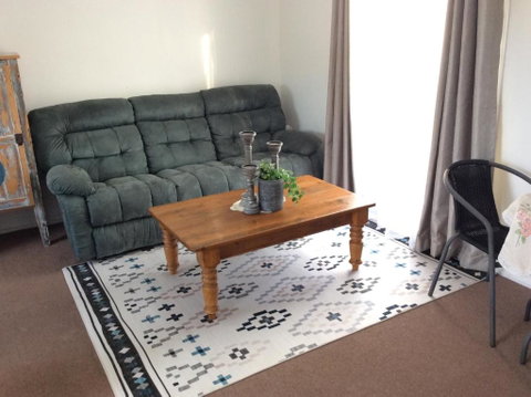 Cozy Home Style Accommodation - Goulburn Accommodation 2