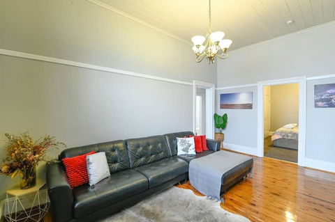 Darling St - Charming CBD Abode, Pet Friendly - Goulburn Accommodation 2