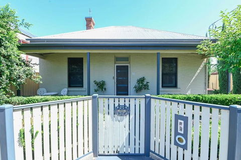 Darling St - Charming CBD Abode, Pet Friendly - Goulburn Accommodation 3