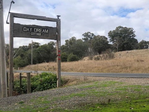 Day Dream Cottage - Goulburn Accommodation 3