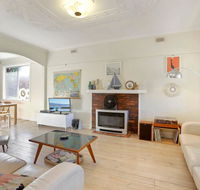 4 MONTROSE AVE - retro home in the heart of town - Goulburn Accommodation
